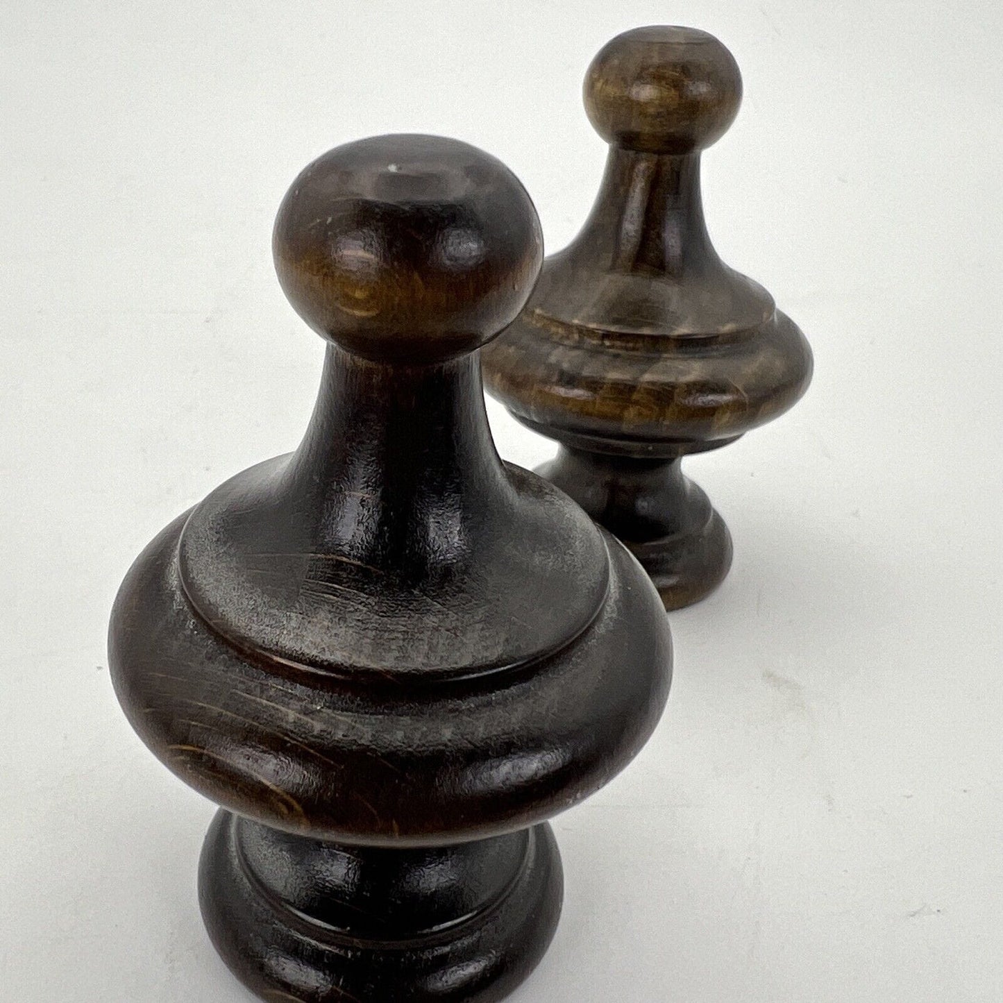 Coppia di Puntali artigianali in legno Scuro pomoli stile Antico Terminali C Categoria Accessori & Ferramenta d'epoca
