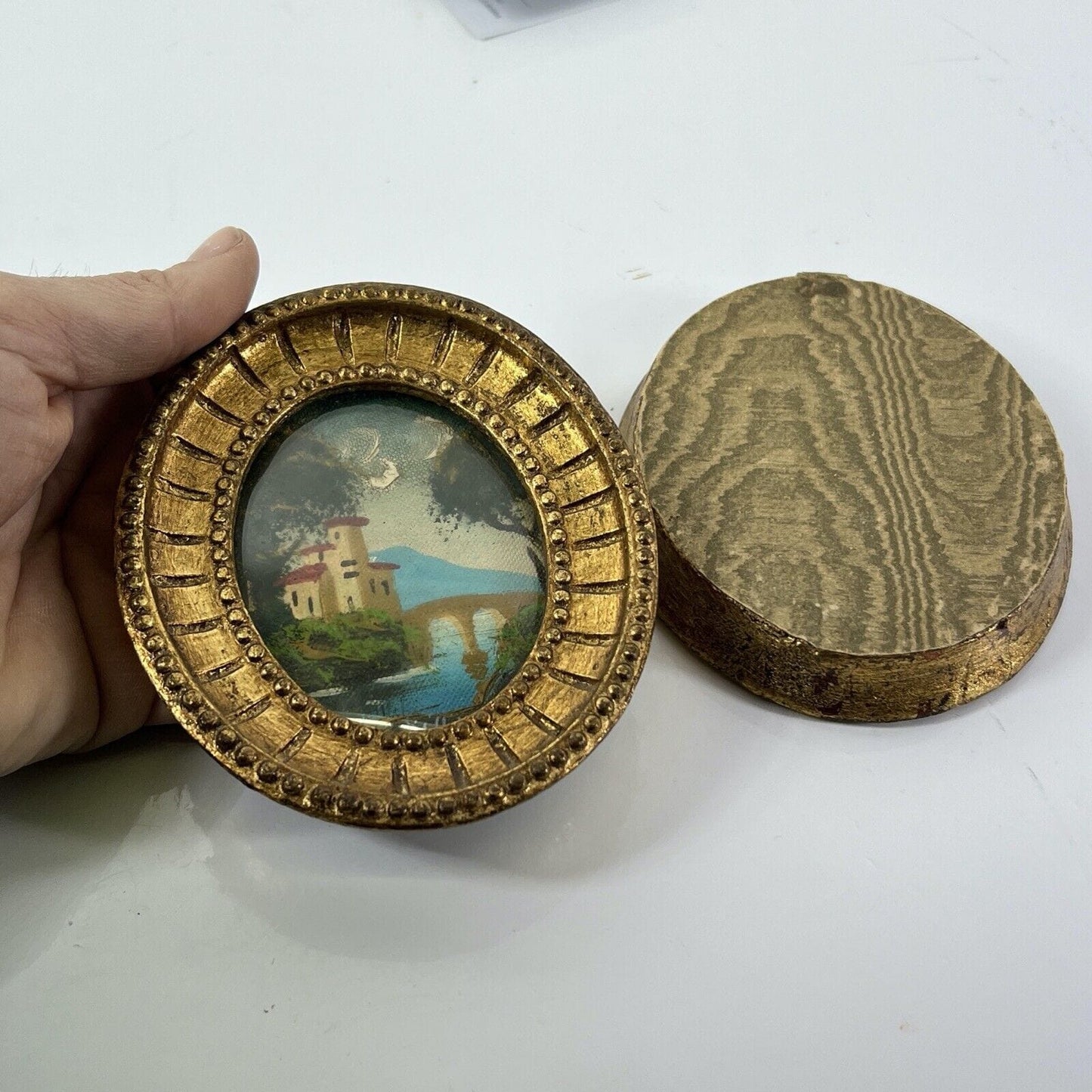 Coppia di quadretti antichi miniature ovali dipinti paesaggio cornici legno oro Categoria Quadri