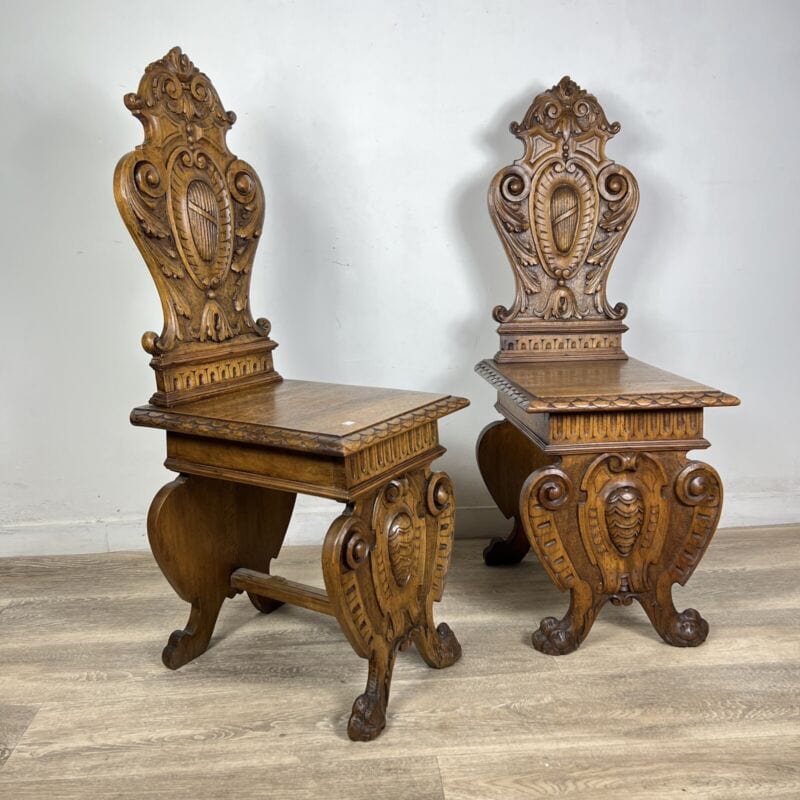Coppia Sedie antiche in legno intagliate stile rinascimento Sgabello Scolpito Categoria Arredamento