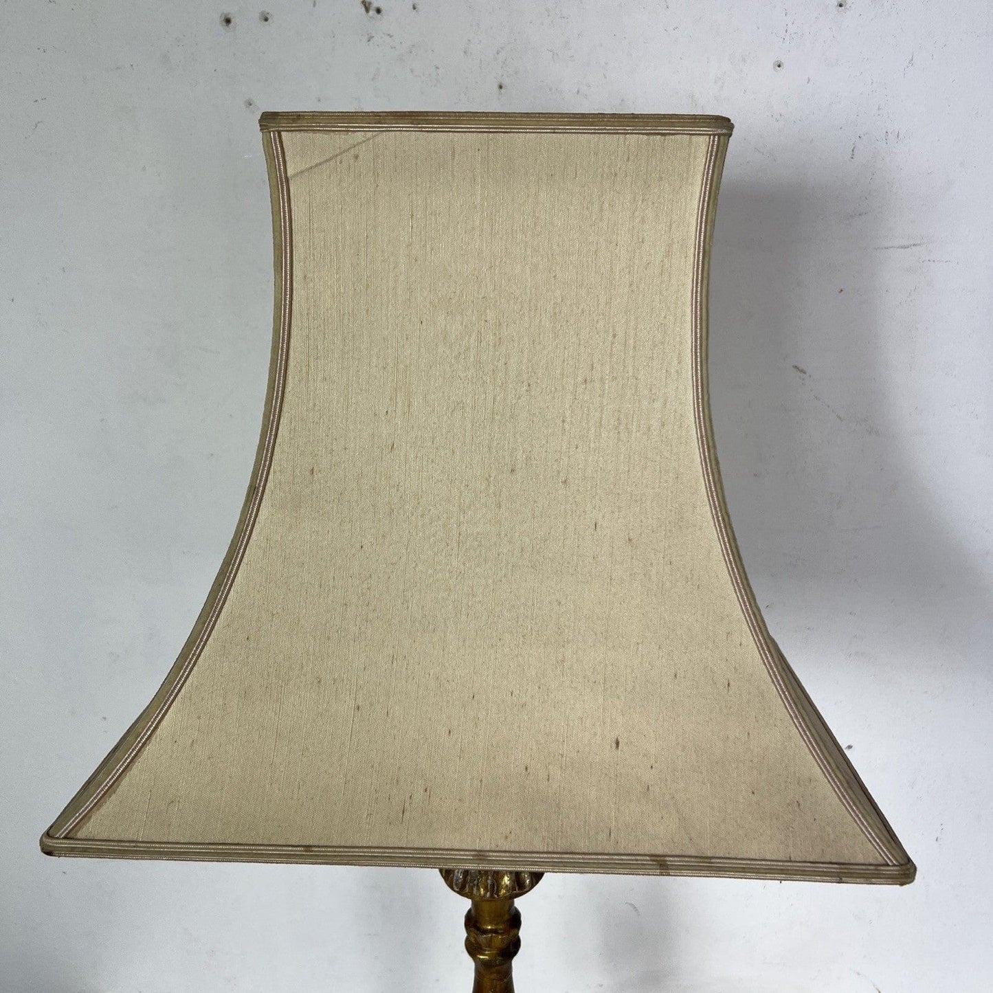 Lampada antica da tavolo in legno dorato oro Lume Candeliere epoca '800 Categoria Lampade Appliques
