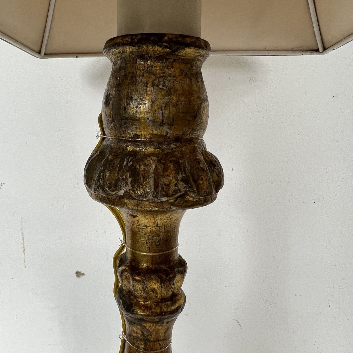 Lampada antica da tavolo in legno dorato oro Lume Candeliere epoca '800 Categoria Lampade Appliques