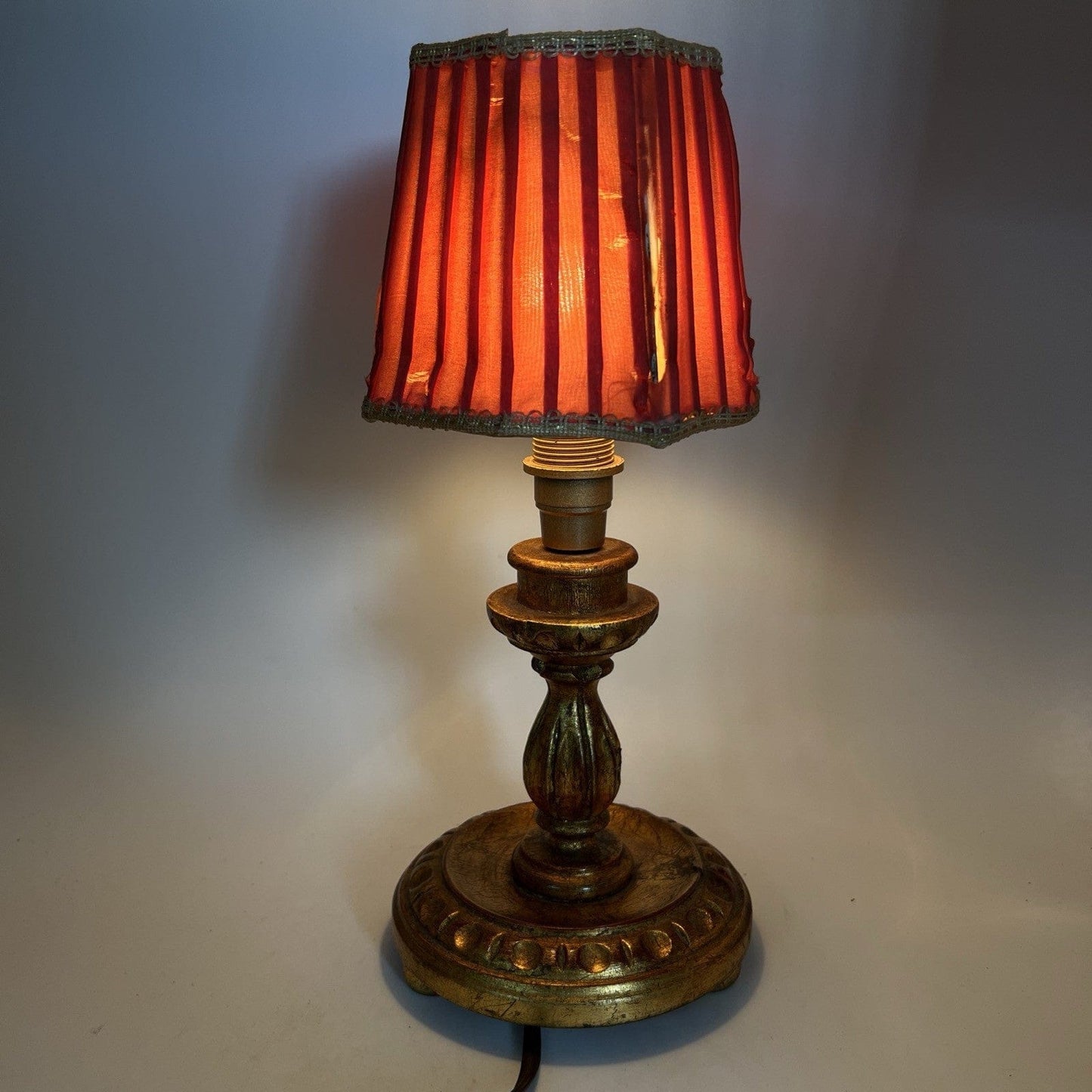 Lampada antica da tavolo vintage Abatjour foglia oro Lume in legno con paralume Categoria Lampade Appliques