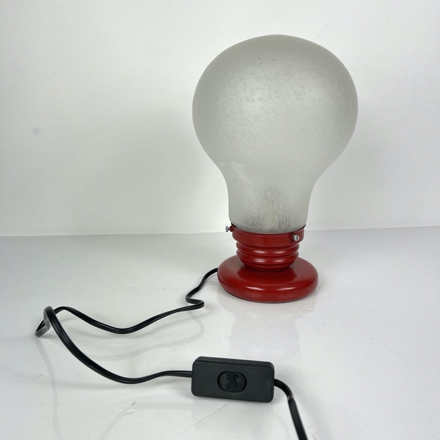 Lampada da tavolo di design a forma di lampadina anni 90 modernariato base rossa Categoria Lampade Appliques