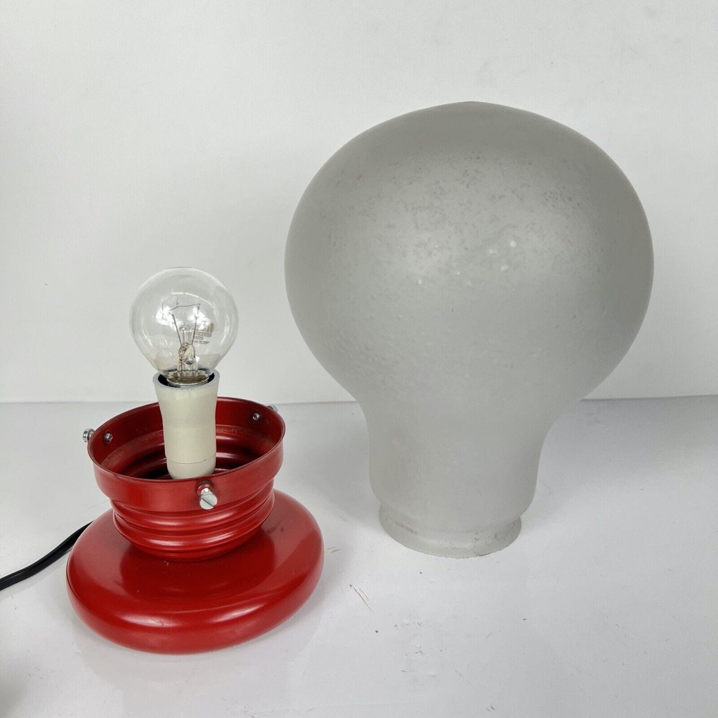 Lampada da tavolo di design a forma di lampadina anni 90 modernariato base rossa Categoria Lampade Appliques