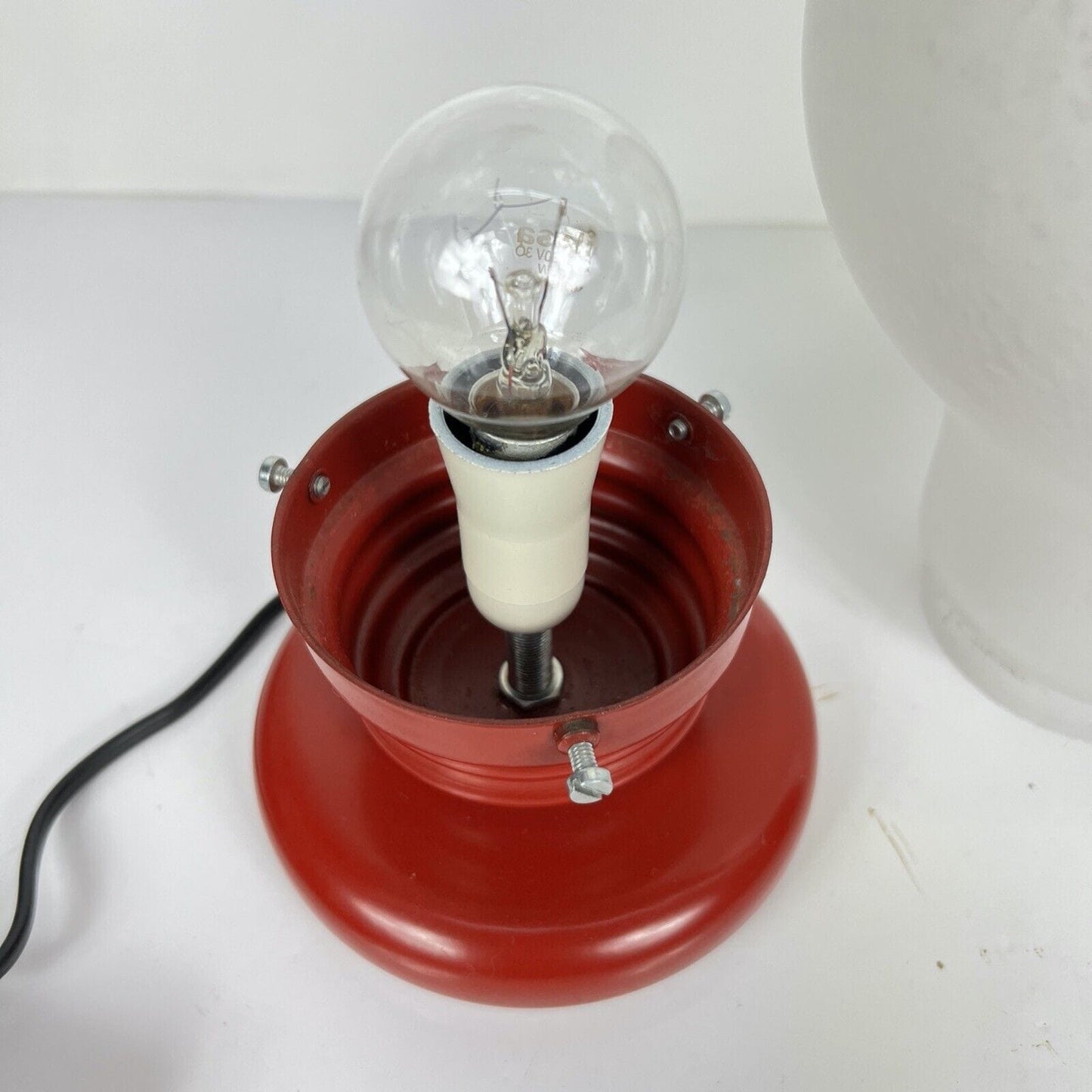Lampada da tavolo di design a forma di lampadina anni 90 modernariato base rossa Categoria Lampade Appliques