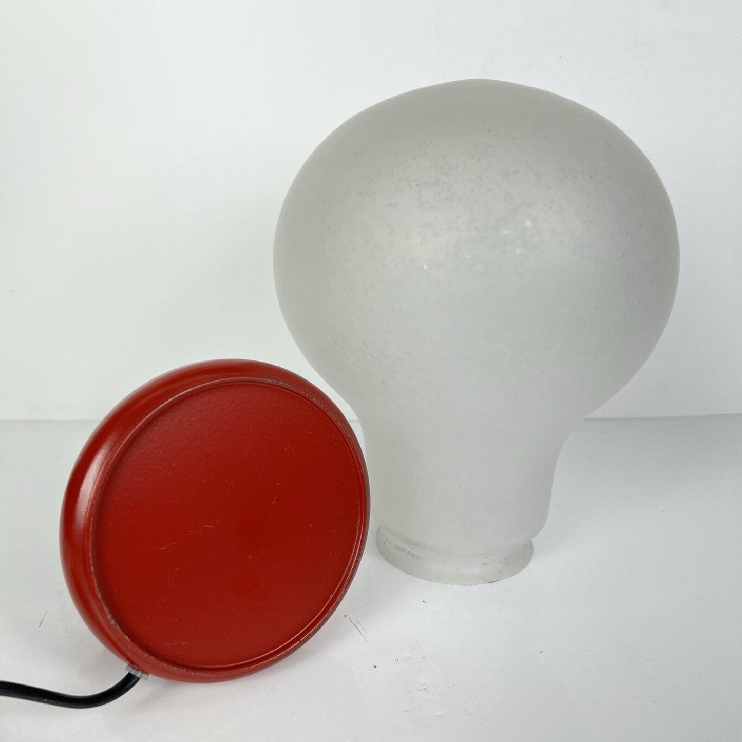 Lampada da tavolo di design a forma di lampadina anni 90 modernariato base rossa Categoria Lampade Appliques