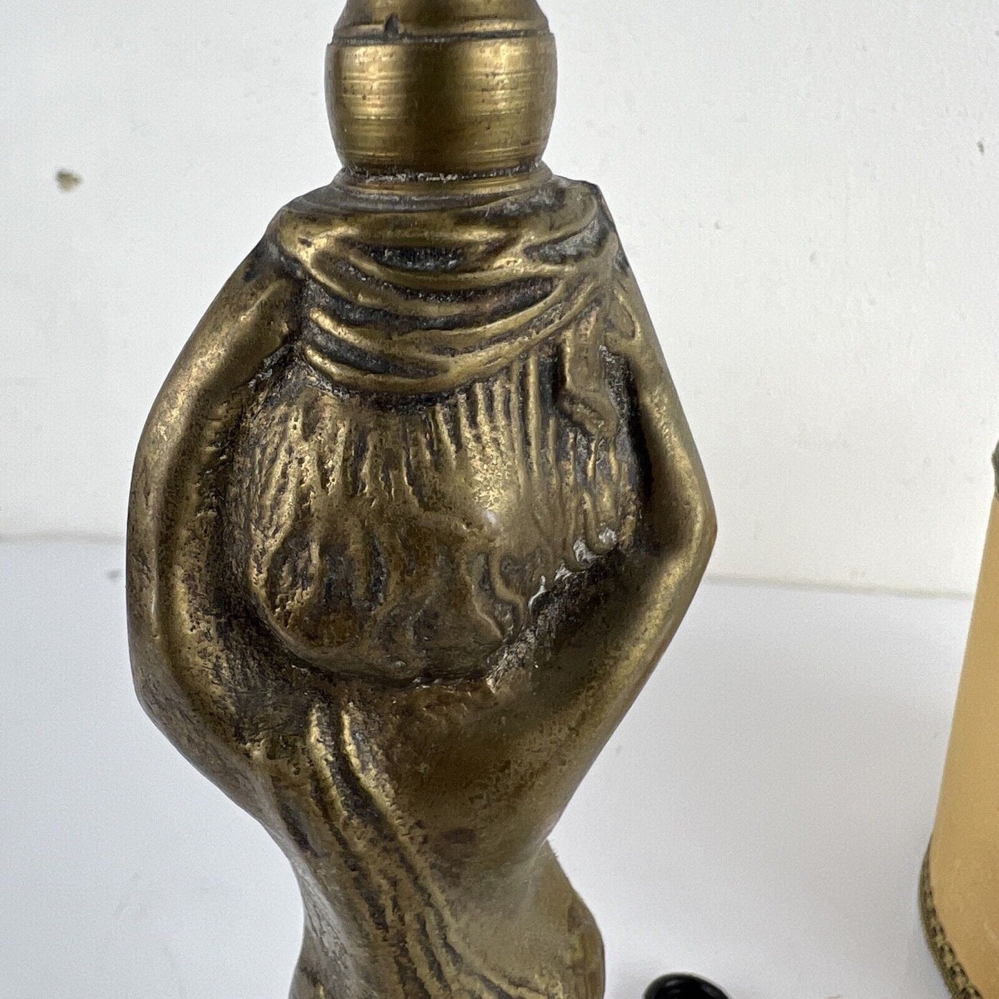 Lampada da tavolo vintage antica in bronzo dorato oro con Cherubino Putto Angelo Categoria Lampade Appliques