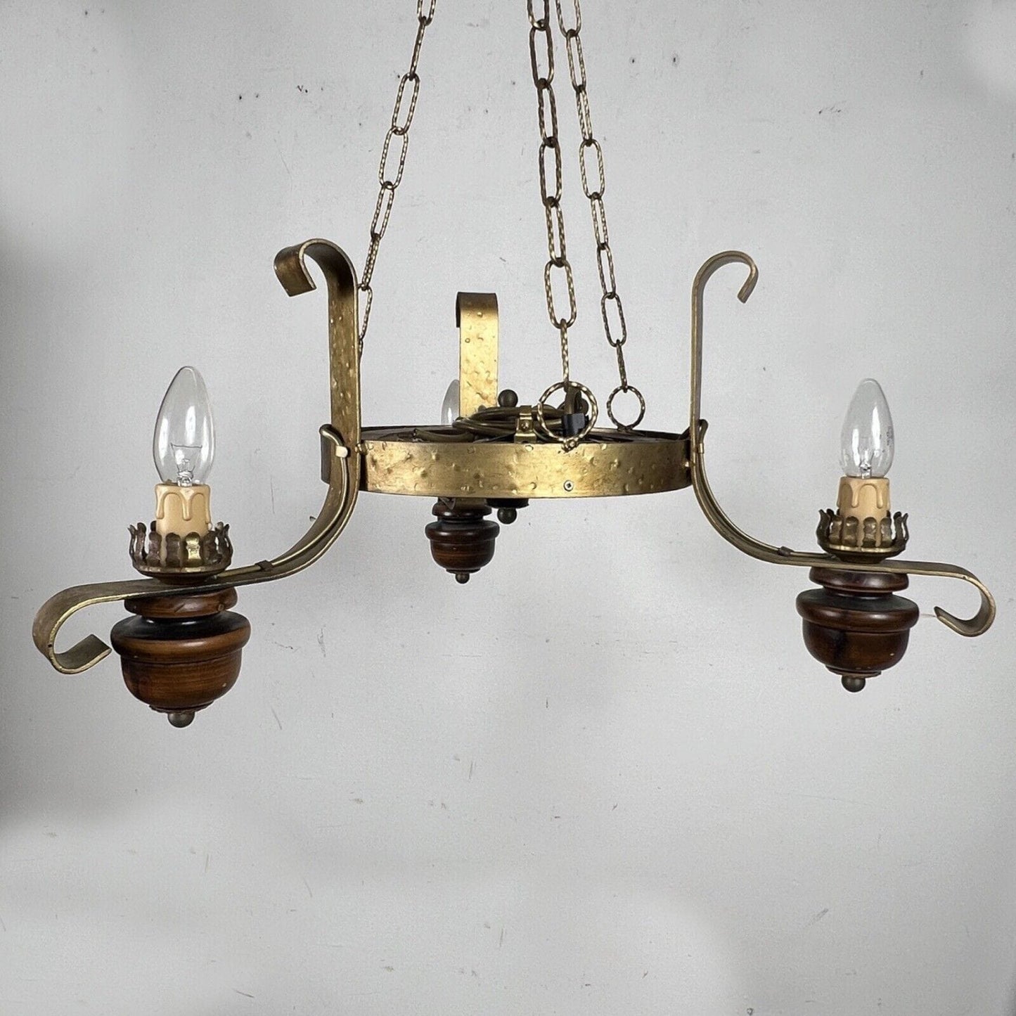 Lampadario vintage in legno e ferro oro stile rustico da taverna con candele Categoria Lampade Appliques
