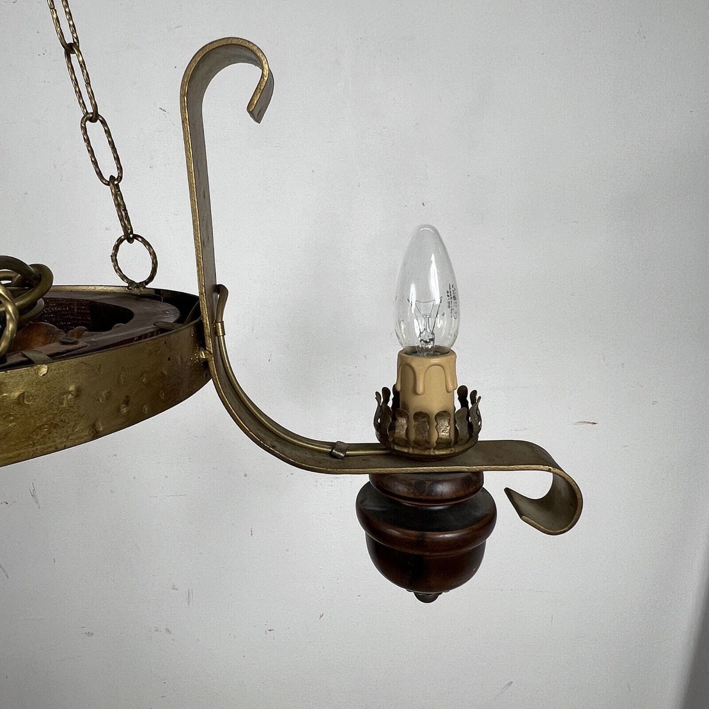 Lampadario vintage in legno e ferro oro stile rustico da taverna con candele Categoria Lampade Appliques