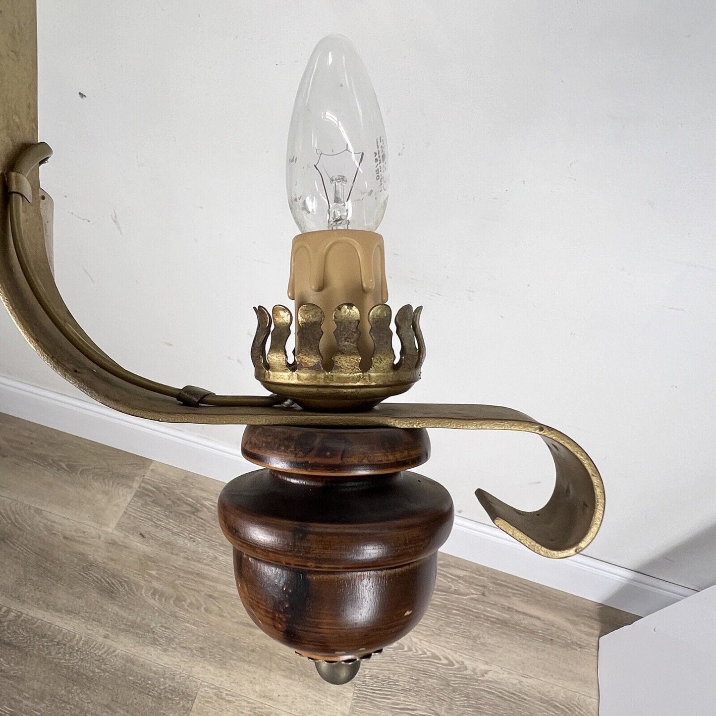 Lampadario vintage in legno e ferro oro stile rustico da taverna con candele Categoria Lampade Appliques
