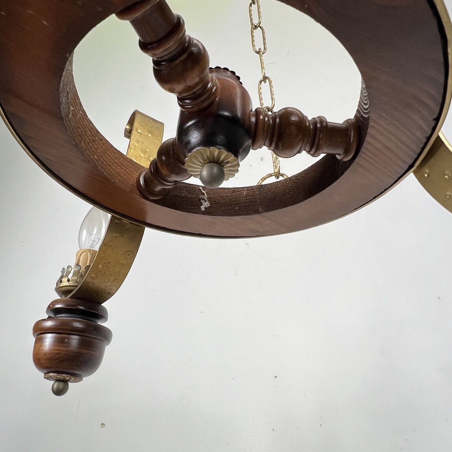 Lampadario vintage in legno e ferro oro stile rustico da taverna con candele Categoria Lampade Appliques