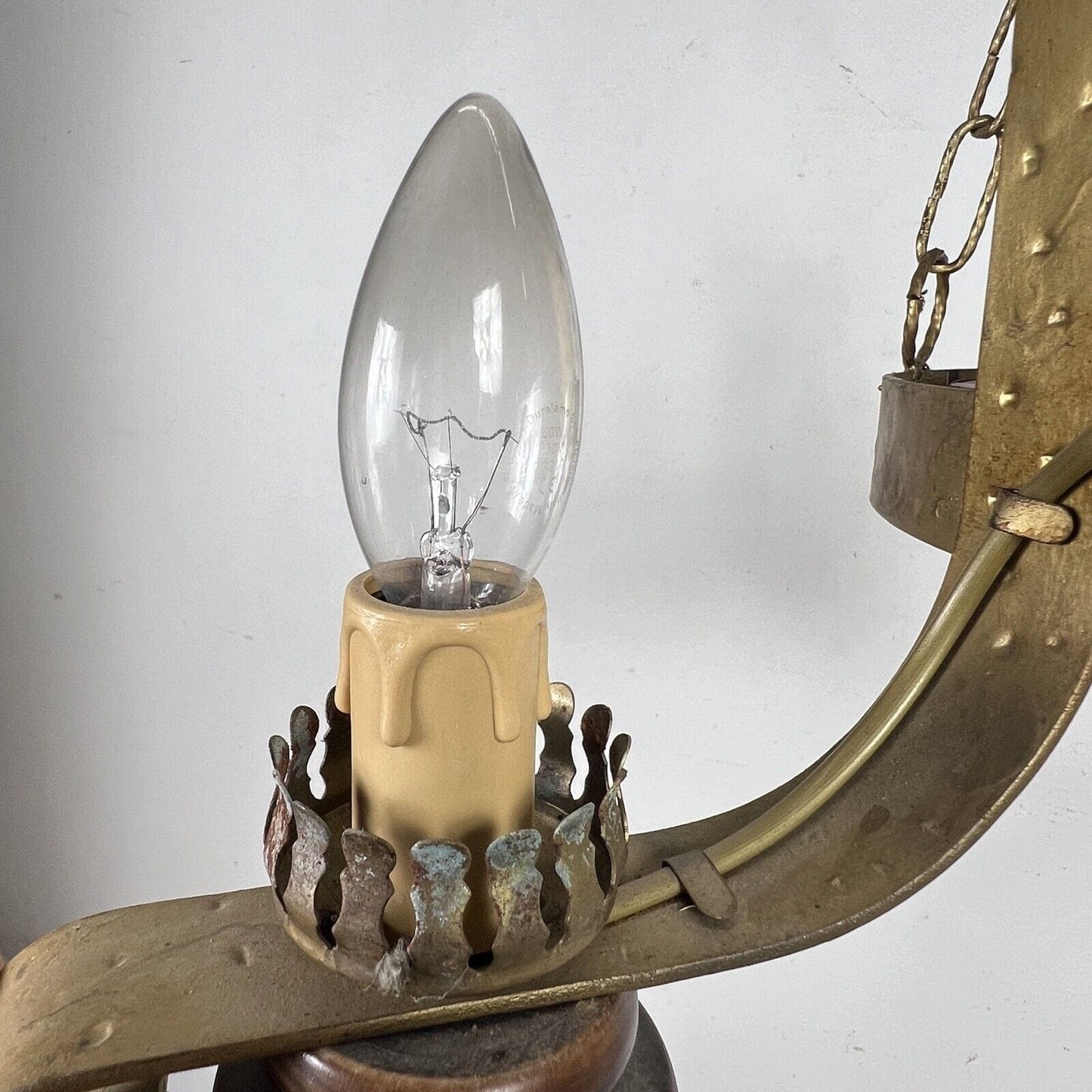 Lampadario vintage in legno e ferro oro stile rustico da taverna con candele Categoria Lampade Appliques