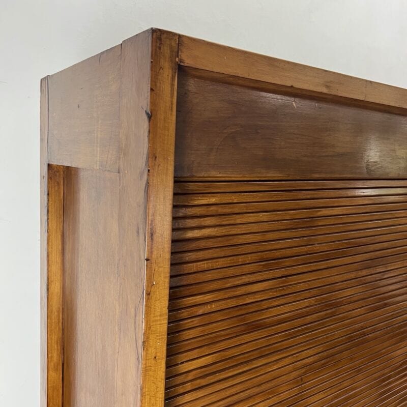 Libreria antica con a serranda scaffale stile retro in legno chiaro anni 60 Categoria Vetrine
