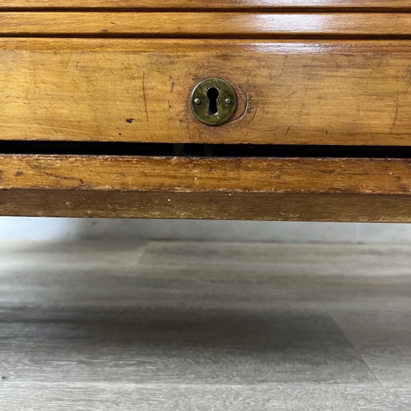 Libreria antica con a serranda scaffale stile retro in legno chiaro anni 60 Categoria Vetrine