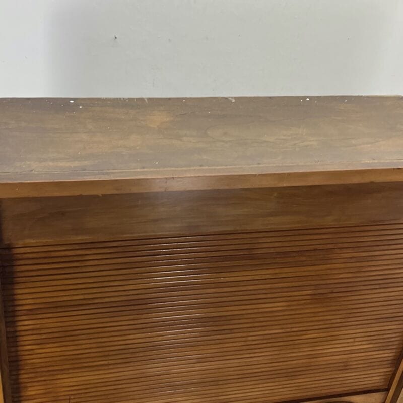 Libreria antica con a serranda scaffale stile retro in legno chiaro anni 60 Categoria Vetrine