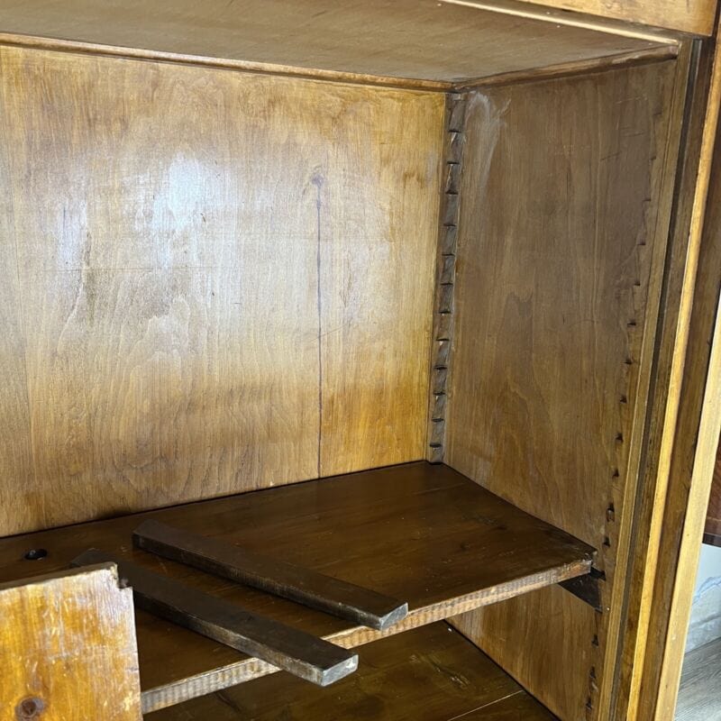 Libreria antica con a serranda scaffale stile retro in legno chiaro anni 60 Categoria Vetrine