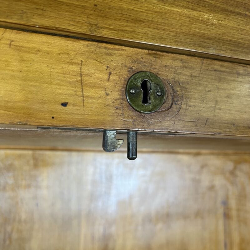 Libreria antica con a serranda scaffale stile retro in legno chiaro anni 60 Categoria Vetrine