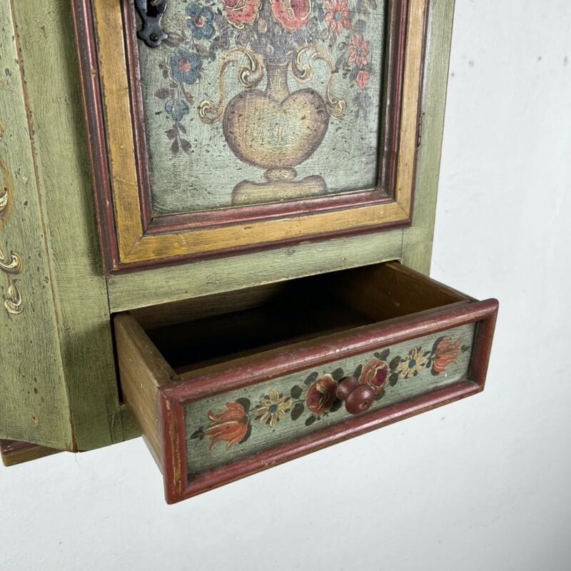 Mobile pensile stile tirolese 700 antica vetrinetta da parete dispensa in legno Categoria Complementi d'arredo