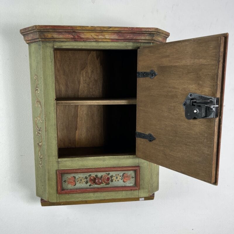 Mobile pensile stile tirolese 700 antica vetrinetta da parete dispensa in legno Categoria Complementi d'arredo