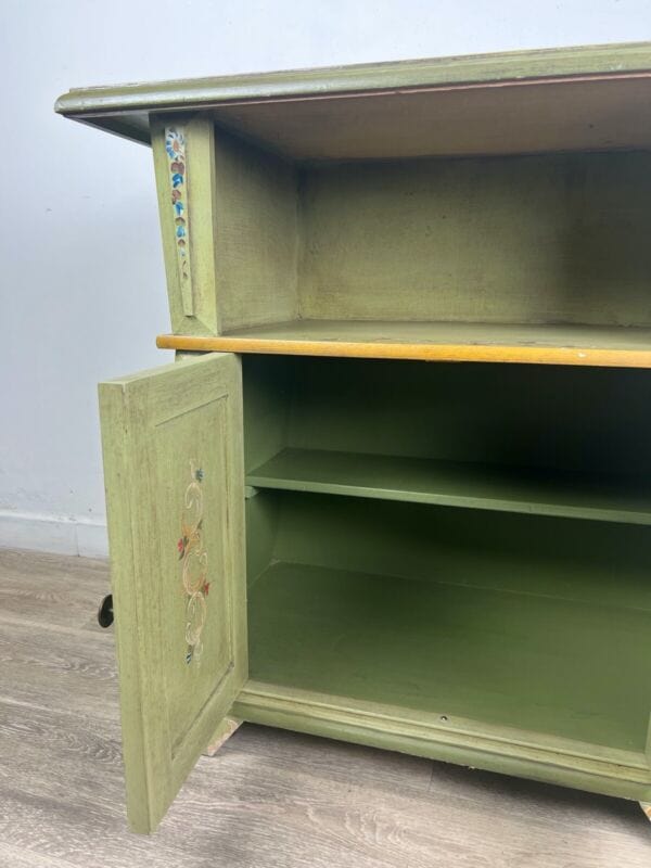 Mobile Porta TV stile antico 700 in legno tirolese dipinto a mano verde fiori Categoria Arredamento