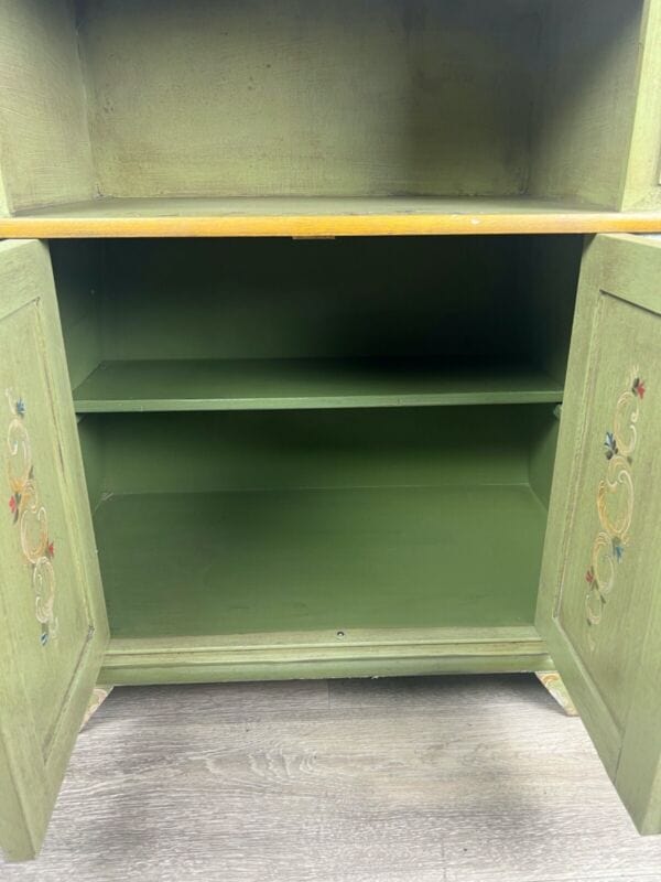 Mobile Porta TV stile antico 700 in legno tirolese dipinto a mano verde fiori Categoria Arredamento