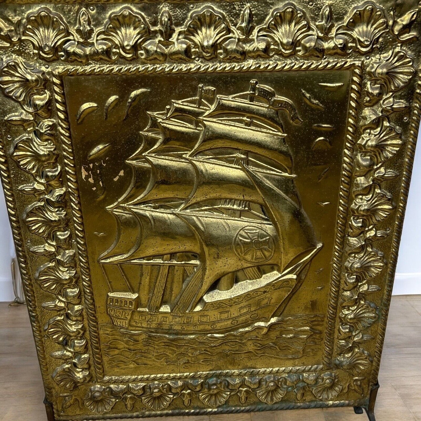 Parascintille antico per camino in legno e ottone parafuoco d' epoca Veliero Categoria Parascintille