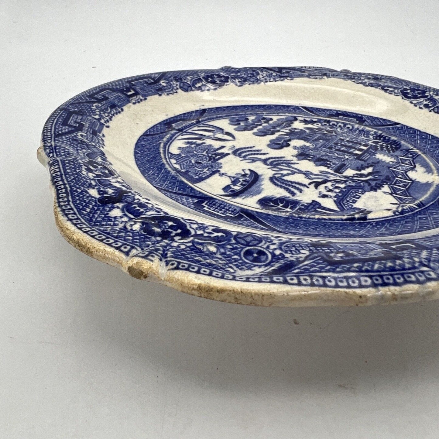 Piatto Antico Alzatina in terraglia colore bianco e blu decoro Willow epoca 800 Categoria Piatti Vassoio