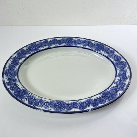 Piatto Antico da portata ovale vassoio colore bianco blu decoro crisantemi 1950 Categoria Piatti Vassoio