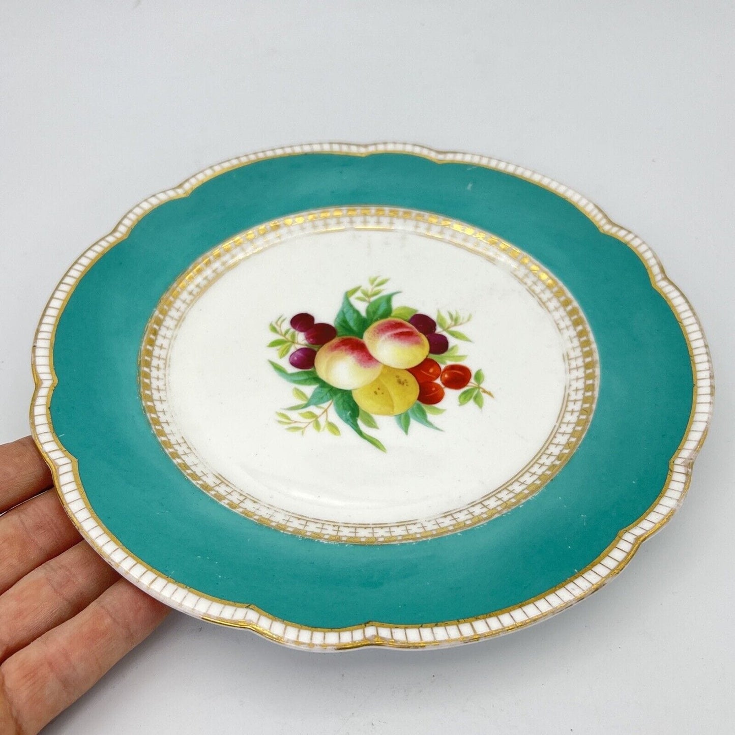 Piatto Antico epoca 800 in porcellana bianca decoro frutta Ciliegie e Pesche Categoria Piatti Vassoio