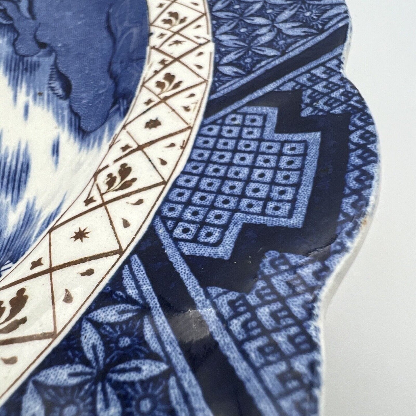 Piatto Antico in ceramica Inglese colore bianco e blu decoro Willow 1940 Categoria Piatti e Piattini