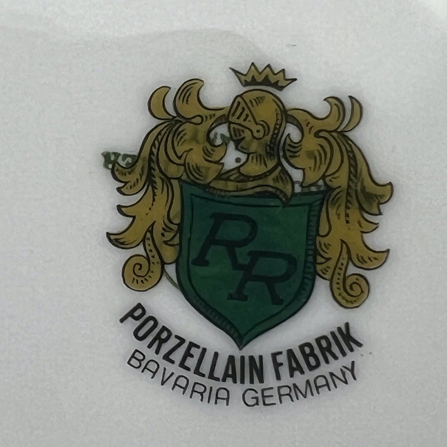 Piatto antico piano in porcellana Bavaria decorato con Fiori Rose Firmato Categoria Piatti e Piattini