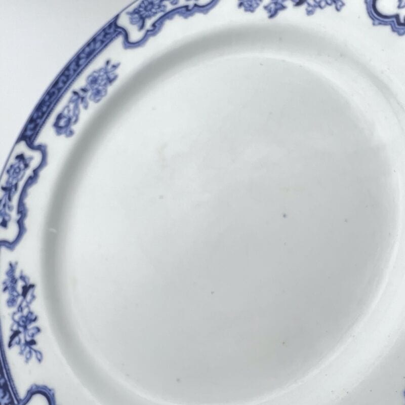 Piatto piano inglese decorativo antico 900 in ceramica bianco blu da collezione Categoria Piatti e Piattini