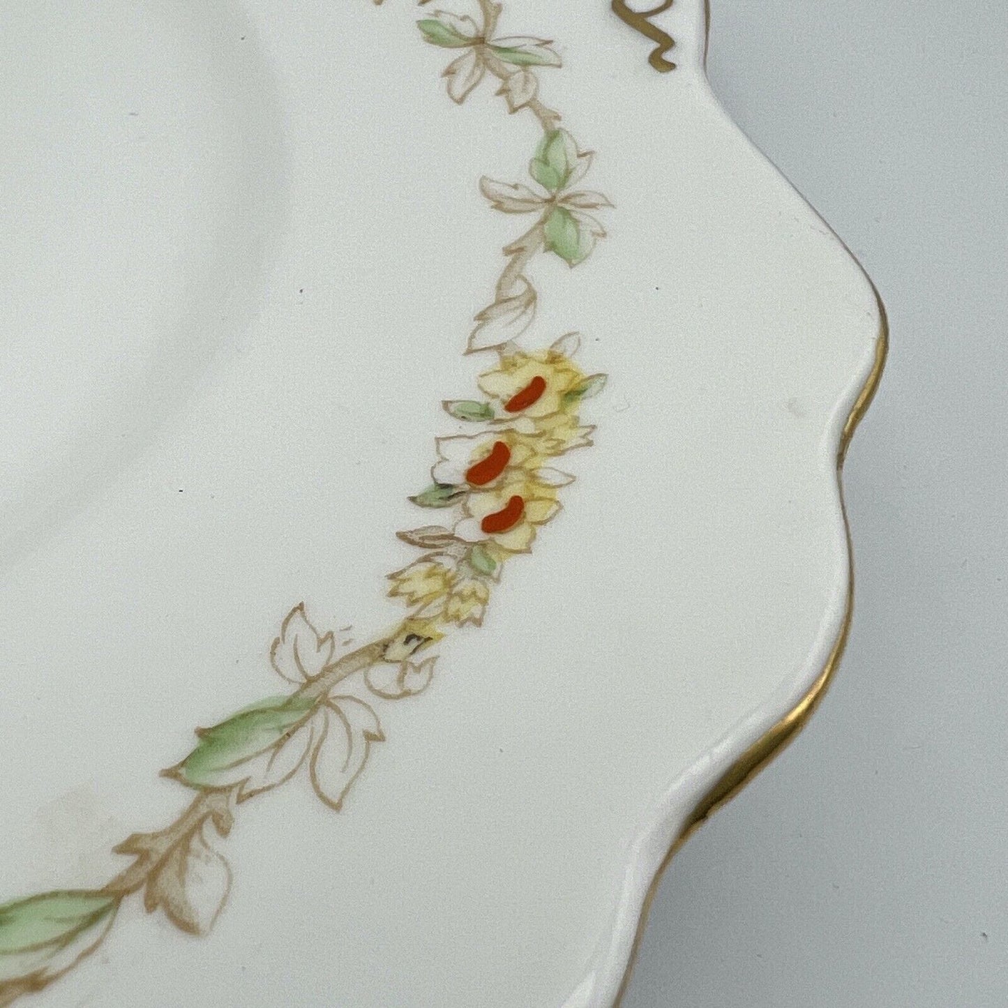 Piatto vassoio antico in porcellana bianca Inglese decorato con Fiori gialli Categoria Piatti Vassoio