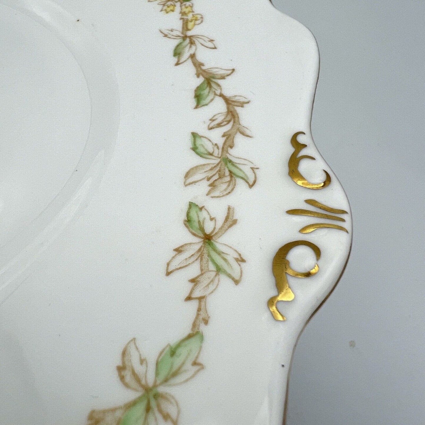 Piatto vassoio antico in porcellana bianca Inglese decorato con Fiori gialli Categoria Piatti Vassoio