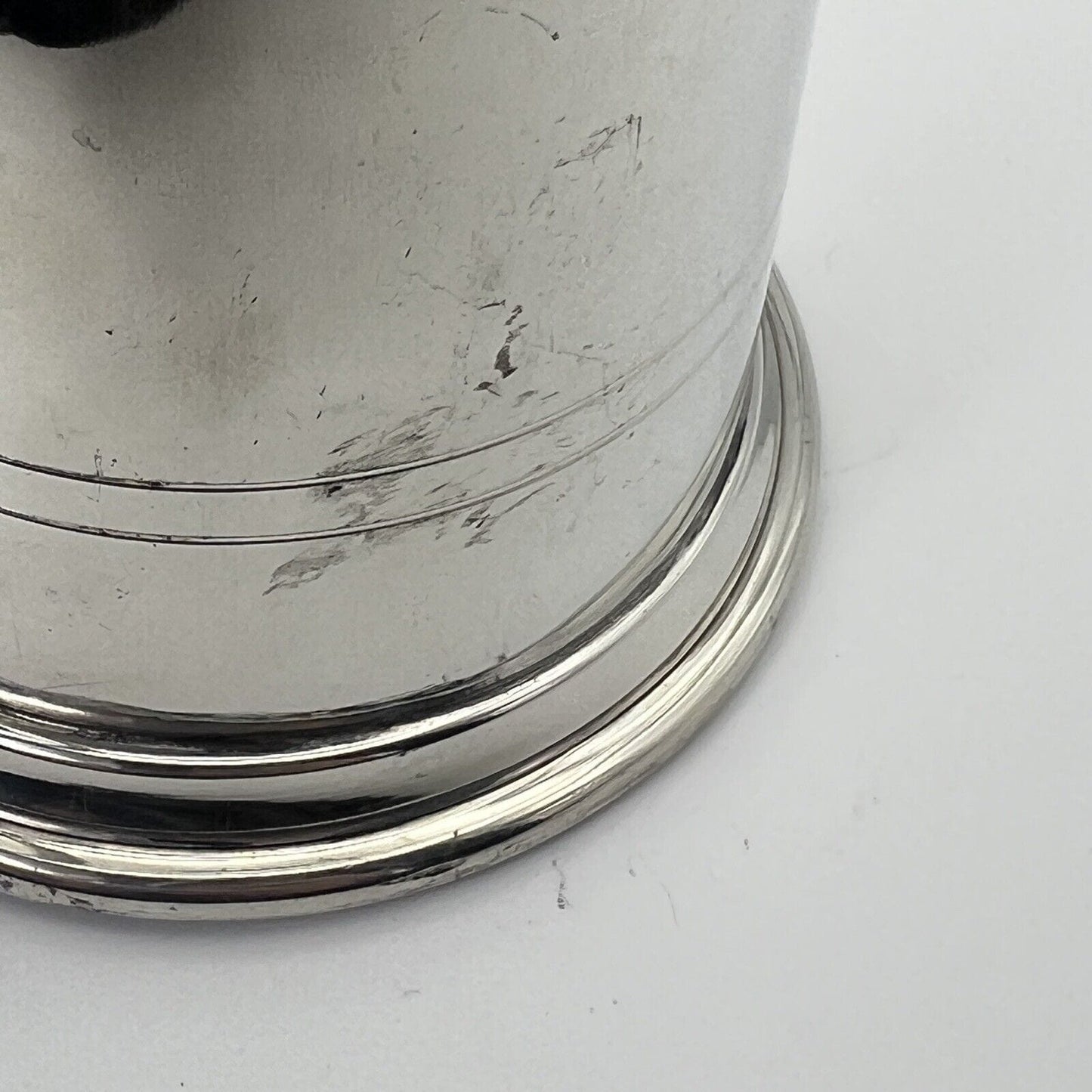 Portapenne da scrivania antico in metallo peltro boccale Sheffield 900 inglese Categoria Sheffield & Argento