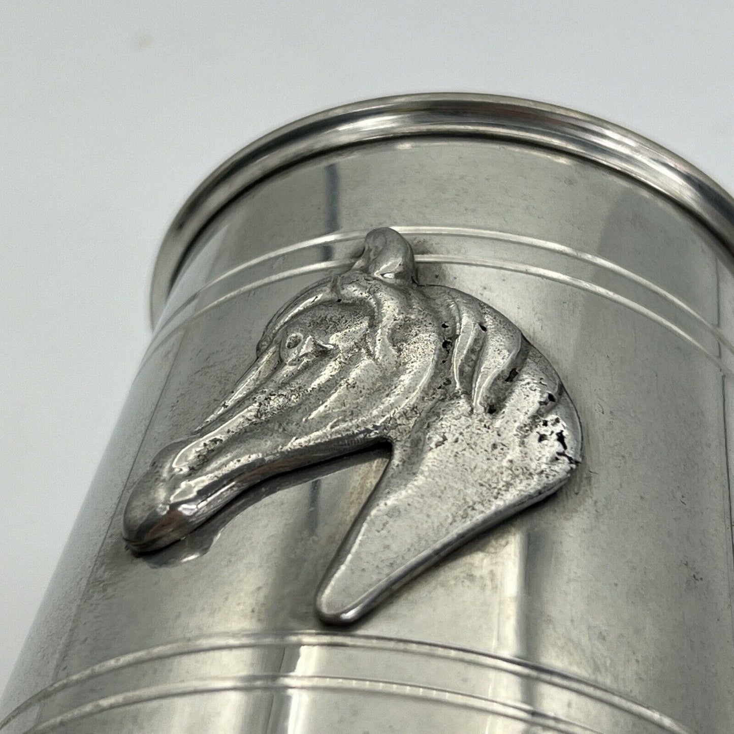 Portapenne da scrivania stile antico in peltro boccale Testa di cavallo anni 70 Categoria Sheffield & Argento
