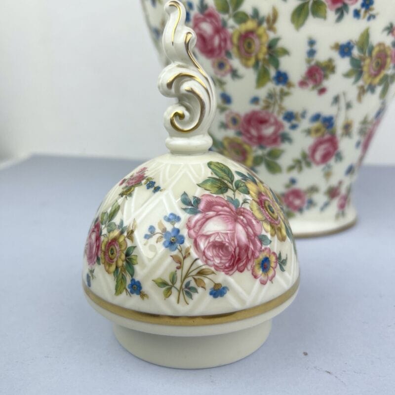 Potiche d'epoca in porcellana Bavaria Grande Vaso vintage decoro con rose e oro Categoria Vasi e Portafiori