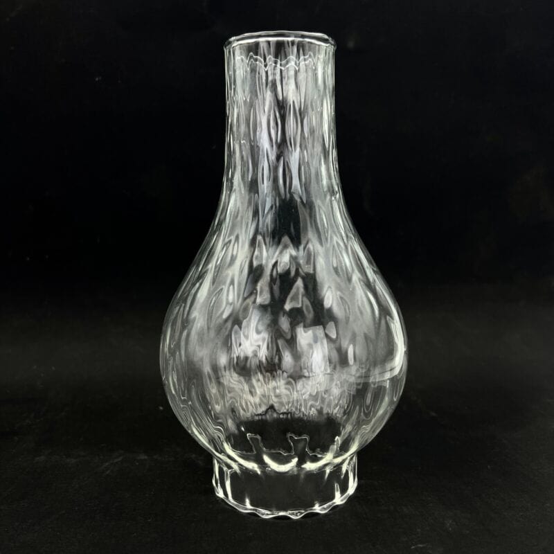 Lampada a olio antica in vetro con base trasparente e paralume bianco, del 1895, completa - Italia Lampada a olio antica in vetro con base trasparente e paralume bianco, del 1895, completa - Italia