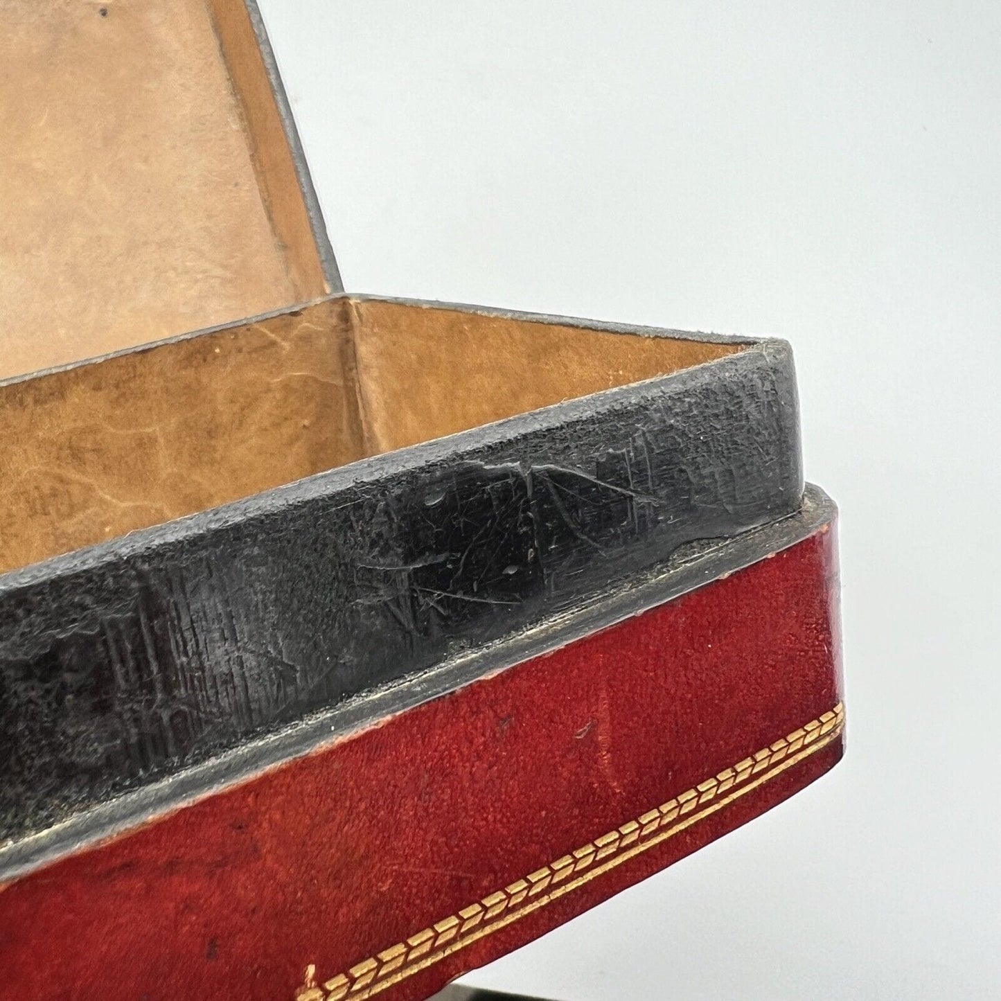 Scatola antica in pelle bordeaux da scrivania scatolina porta oggetti penne Categoria  Vari