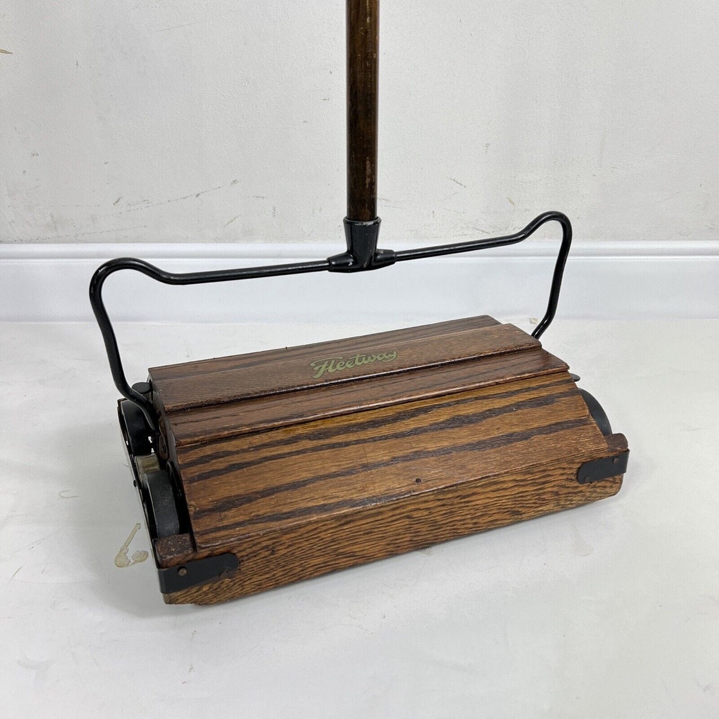 Scopa aspirapolvere battitappeto antico originale inglese epoca 800 900 in legno Categoria Vari