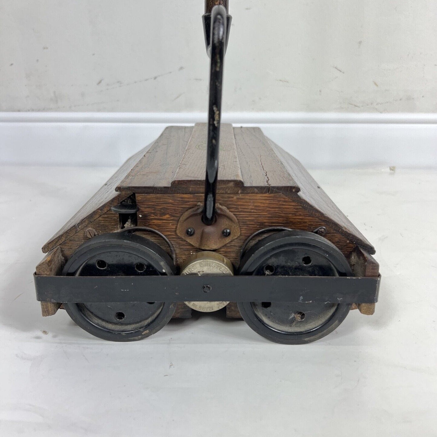 Scopa aspirapolvere battitappeto antico originale inglese epoca 800 900 in legno Categoria Vari