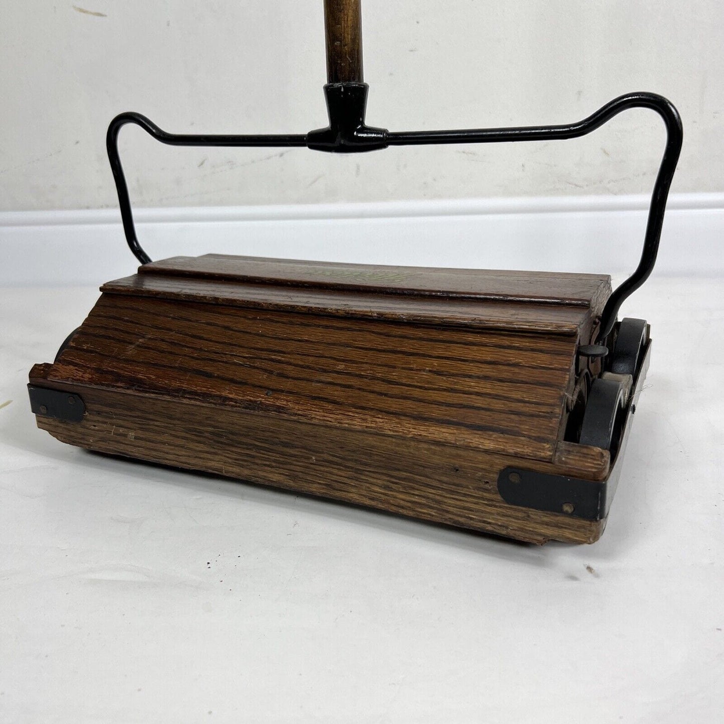Scopa aspirapolvere battitappeto antico originale inglese epoca 800 900 in legno Categoria Vari
