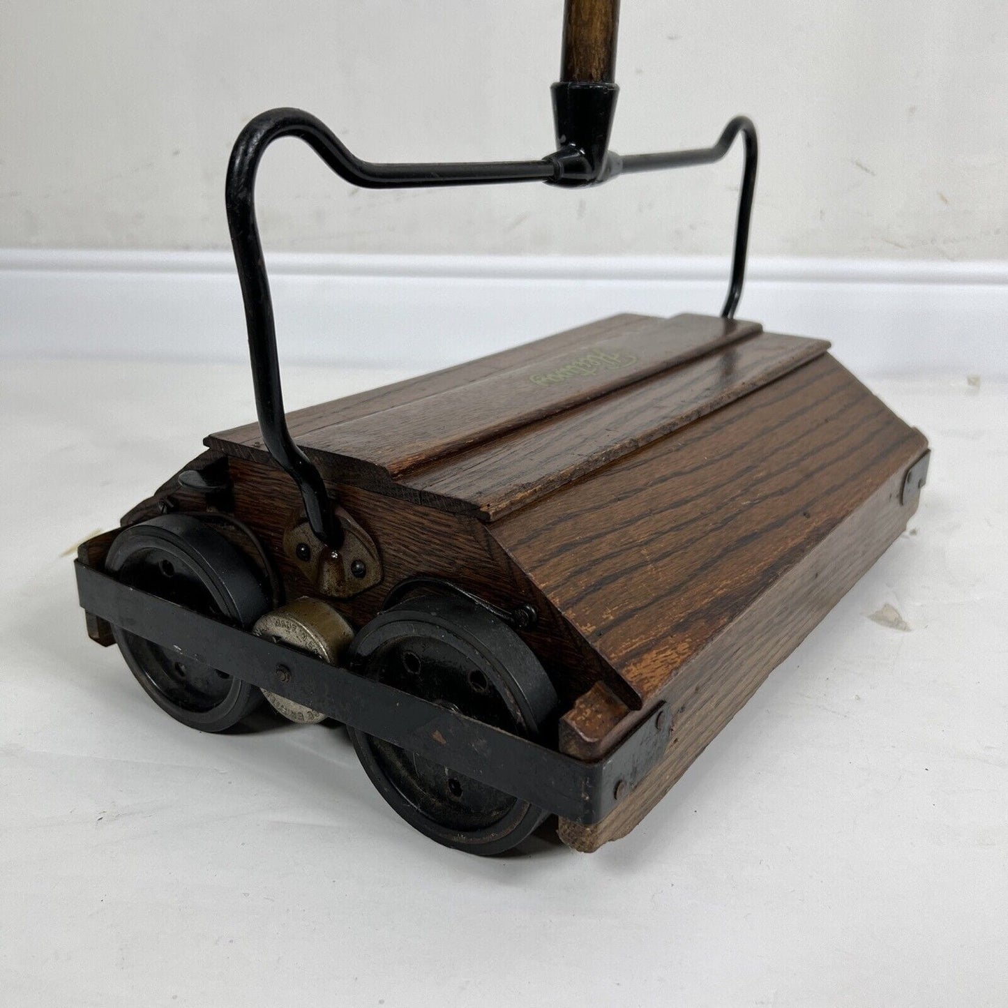 Scopa aspirapolvere battitappeto antico originale inglese epoca 800 900 in legno Categoria Vari