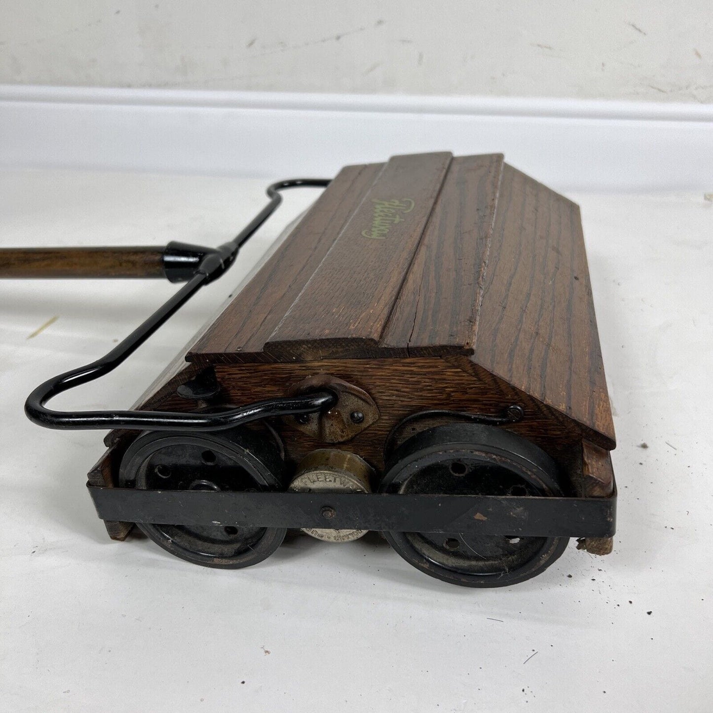 Scopa aspirapolvere battitappeto antico originale inglese epoca 800 900 in legno Categoria Vari