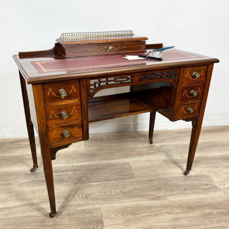Scrivania piccolo scrittoio antico inglese 800 in legno intarsiato antiquariato Categoria Arredamento