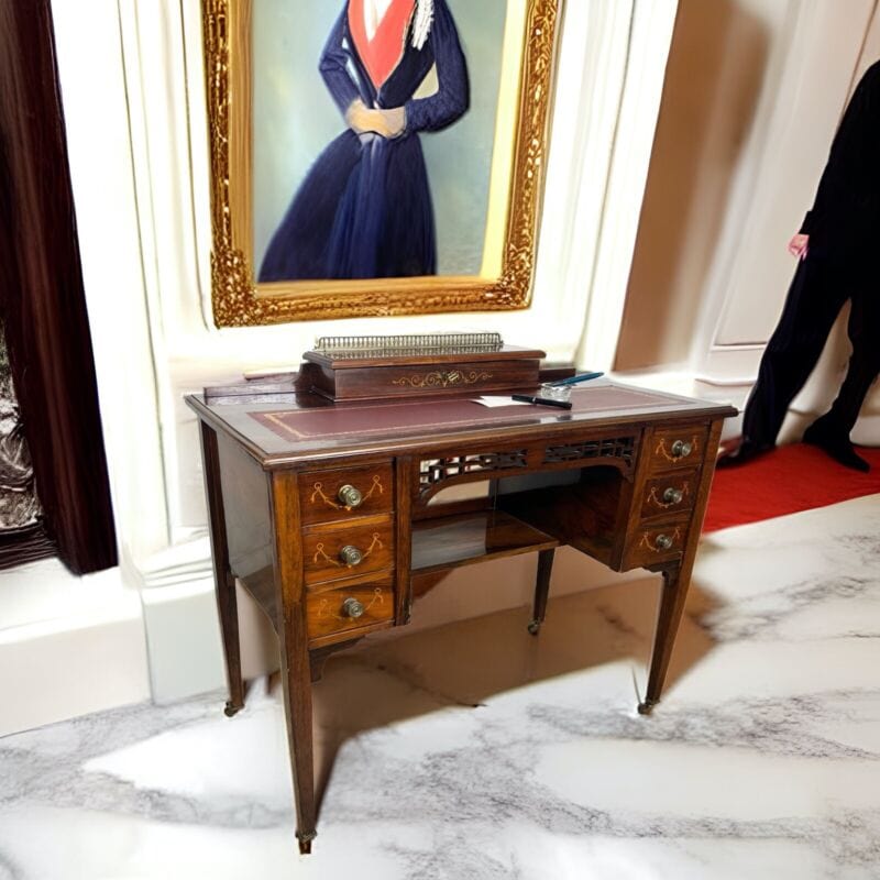 Scrivania piccolo scrittoio antico inglese 800 in legno intarsiato antiquariato Categoria Arredamento