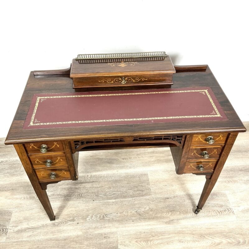 Scrivania piccolo scrittoio antico inglese 800 in legno intarsiato antiquariato Categoria Arredamento