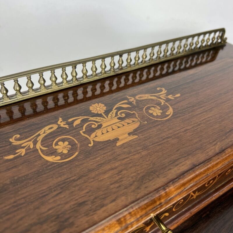 Scrivania piccolo scrittoio antico inglese 800 in legno intarsiato antiquariato Categoria Arredamento