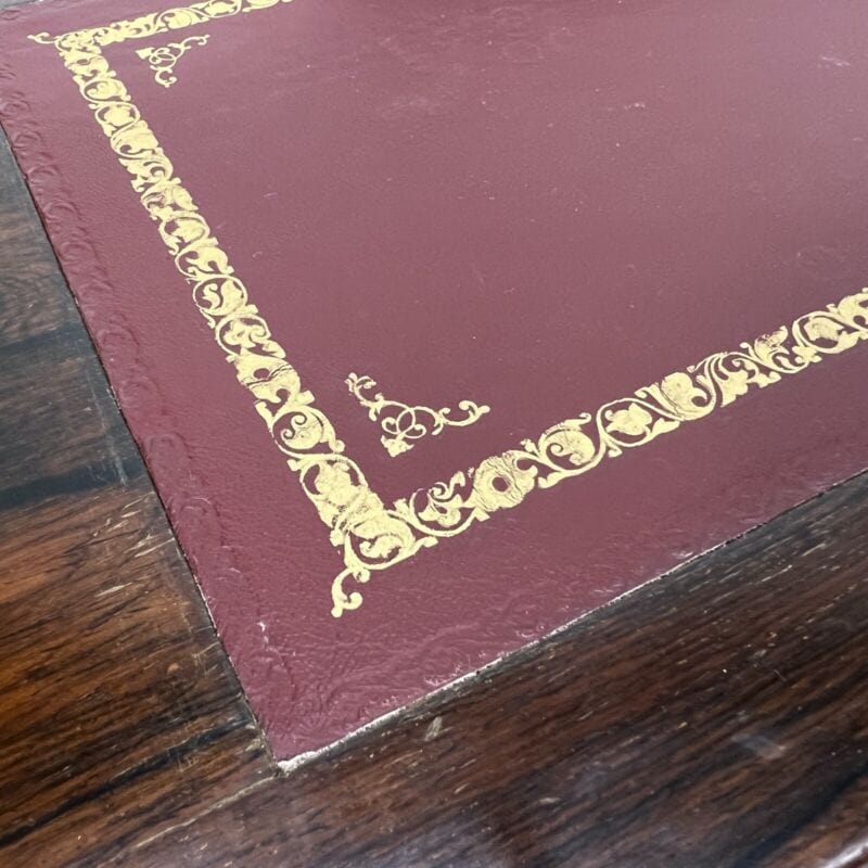 Scrivania piccolo scrittoio antico inglese 800 in legno intarsiato antiquariato Categoria Arredamento