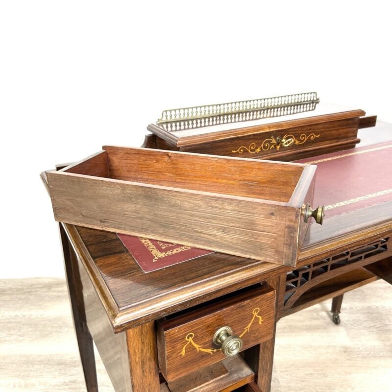 Scrivania piccolo scrittoio antico inglese 800 in legno intarsiato antiquariato Categoria Arredamento